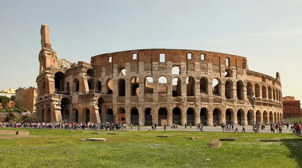 ROMA, ITALIA - 7 DE ABRIL DE 2016: Los turistas que visitan el Coliseo en — Foto de Stock