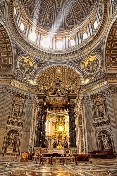 ROMA, ITÁLIA - 10 de abril de 2016: Interior da Basílica de São Pedro . — Fotografia de Stock