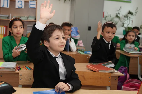 Ashgabad, Turkmenistán - 4 de noviembre de 2014. Grupo de estudiantes en —  Fotos de Stock