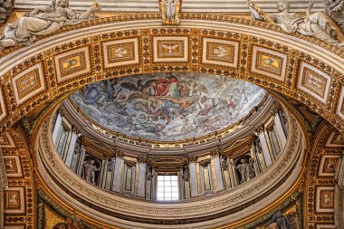 Rome, İtalya - 10 Nisan 2016: İç St. Peter Bazilikası. 