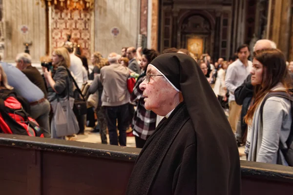 Roma, Italia - 10 DE ABRIL DE 2016: Miles de monjas y sacerdotes son —  Fotos de Stock