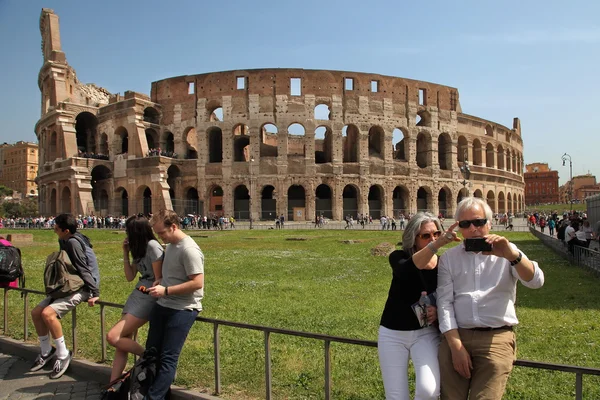 Rome, Olaszország-április 7, 2016: a turisták, hogy selfie a backgro — Stock Fotó