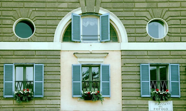 用鲜花装饰窗户。罗马，意大利，波波洛广场 — 图库照片