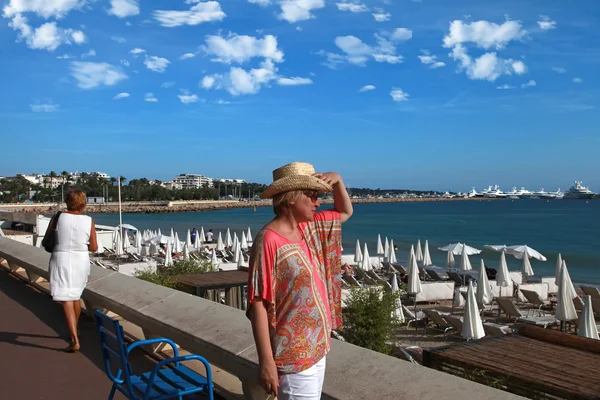 Cannes, Francja - 5 lipca 2015 roku. Kobieta, patrząc na morze, na Cro — Zdjęcie stockowe