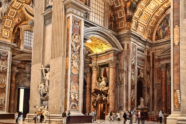 ROMA, ITÁLIA - 10 de abril de 2016: Interior da Basílica de São Pedro . — Fotografia de Stock