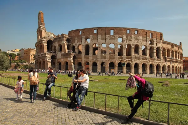 Roma, Italia - 7 de abril de 2016: Los turistas hacen selfie en el backgro — Foto de Stock