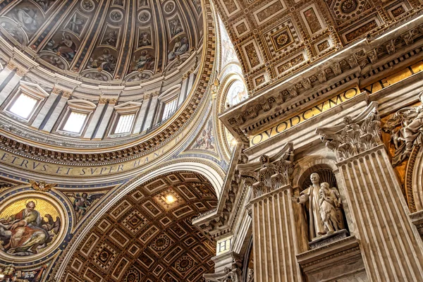 ROMA, ITÁLIA - 10 de abril de 2016: Interior da Basílica de São Pedro . — Fotografia de Stock