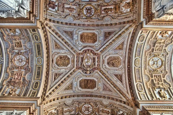 ROMA - 10 APRILE 2016: Interno della Basilica di San Pietro . — Foto Stock