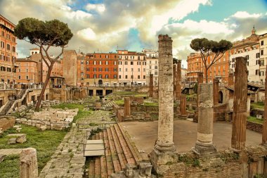 Antik yapı kalıntıları. Arkeolojik kazının yeri