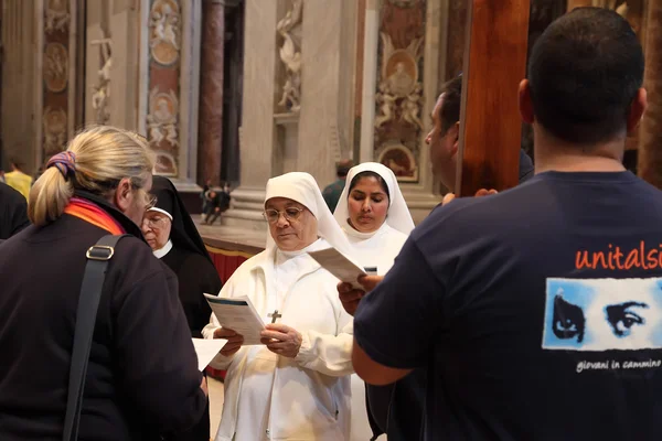 Roma, Italia - 10 DE ABRIL DE 2016: Miles de monjas y sacerdotes son —  Fotos de Stock