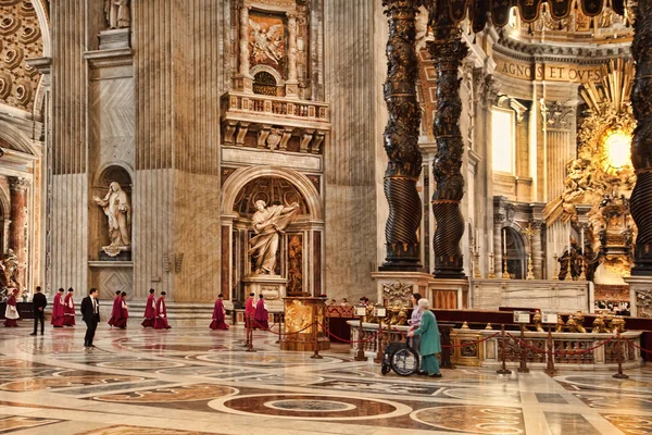 Rome, İtalya - 10 Nisan 2016: İç St. Peter Bazilikası. St. Peter's Basilica Roma'nın başlıca turistik biridir — Stok fotoğraf