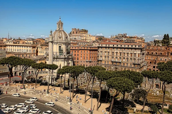 Roma, italien, 11. april 2016: blick vom balkon des nationalen denkmals a vittorio emanuele ii, der Museumskomplex auf der piazza venezia in rom, italien trajansäule und die kirche des heiligsten namens Maria am trajan forum, rom, italien — Stockfoto