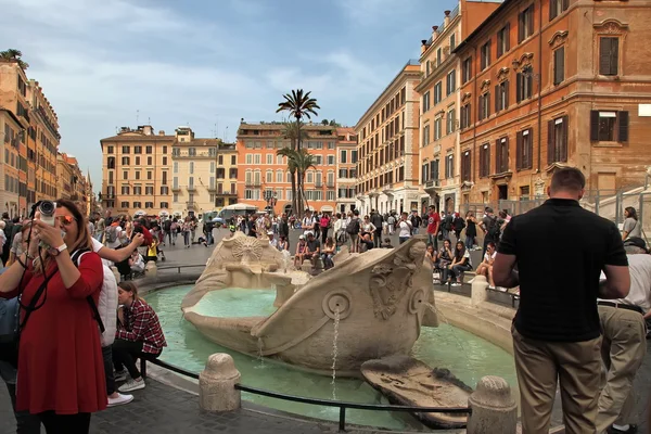 ROMA, ITÁLIA - 7 de abril de 2016: Piazza di Spagna - encontro popular — Fotografia de Stock