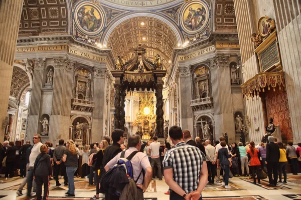 Rome, İtalya - 10 Nisan 2016: İç St. Peter Bazilikası. St. Peter's Basilica Roma'nın başlıca turistik biridir. — Stok fotoğraf