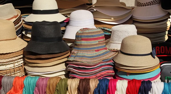 Vrouwen zomer hoeden en sjaals bij de straatmarkt — Stockfoto