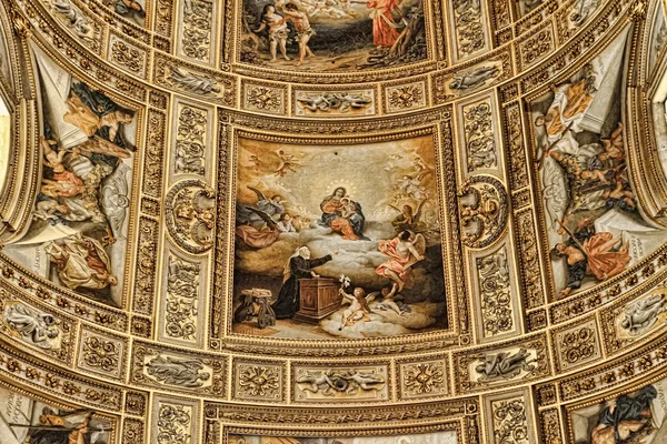 Rom, Italien, 11. April 2016: Fresko in der Kuppel der Kirche — Stockfoto