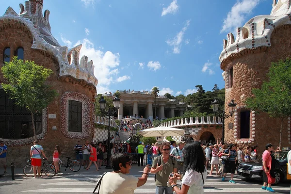 Barcelona, Spanien - 8 juli: den berömda park guell den 8 juli, 2014 — Stockfoto