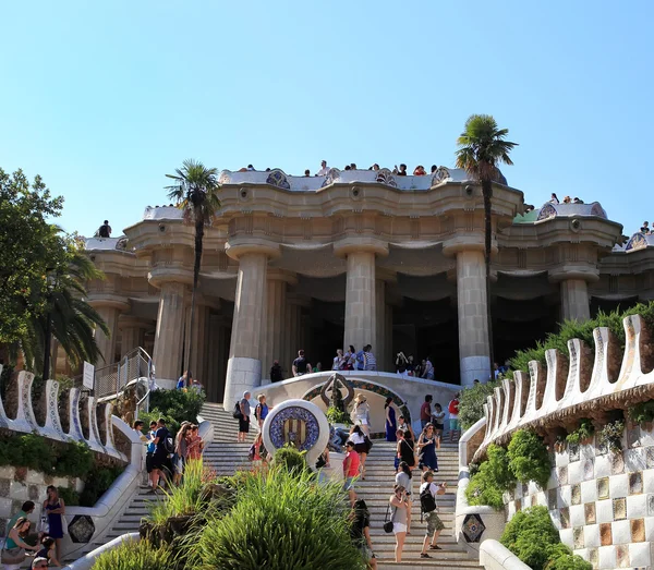 Barcelona, Spanien - 8 juli: den berömda park guell den 8 juli, 2014 — Stockfoto