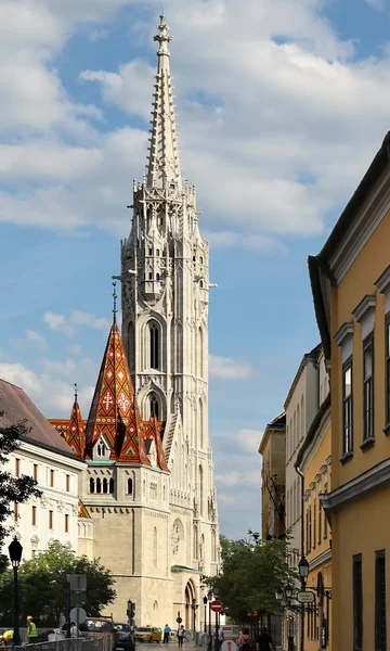 BUDAPEST - 27 DE JUNIO: Vista a la iglesia de Matías en el barrio del castillo — Foto de Stock
