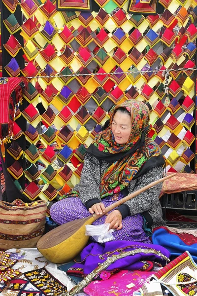 Ašchabad, Turkmenistán - 9. března. portrét neznámé asi — Stock fotografie