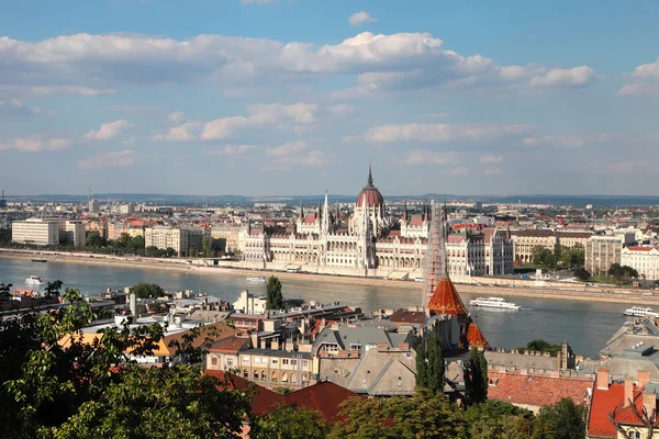 Widok na Budapeszt i Dunaj rzekę od zamku buda — Zdjęcie stockowe