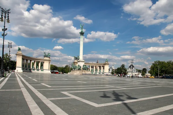 Budapeszt - około lipca 2014: turystów odwiedza pomnik tysiąclecia — Zdjęcie stockowe