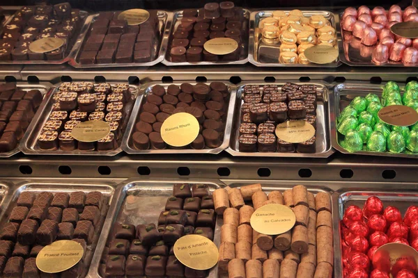 Sortiment av sötsaker på disk på marknaden — Stockfoto