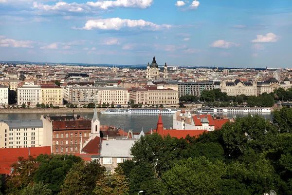 Widok na Budapeszt i Dunaj rzekę od zamku buda — Zdjęcie stockowe