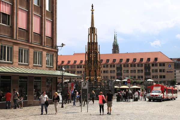 Nürnberg, Almanya - 13 Temmuz 2014: Hauptmarkt, merkezi kare — Stok fotoğraf