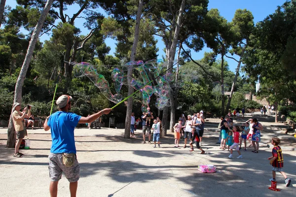 BARCELONA, SPAIN - JULY 8, 2014:  A street entertainer performs — Stock Photo, Image