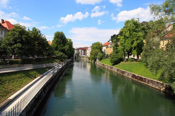 Liubliana-Eslovenia - centro de la ciudad, vista al río — Foto de Stock