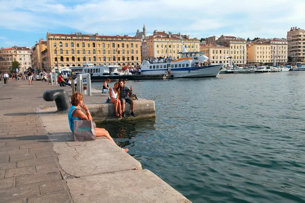 Marseille - 2 července 2014: Starého přístavu (Vieux Port) s lidé sitt — Stock fotografie