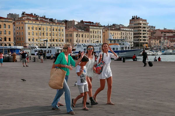 Marseille - 2014. július 2.: Régi kikötő (Vieux-Port) emberek séta — Stock Fotó