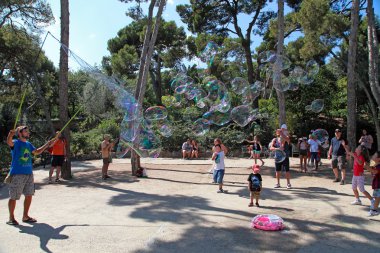 Barcelona, İspanya - 8 Temmuz 2014: Bir sokak şovmen gerçekleştirir 