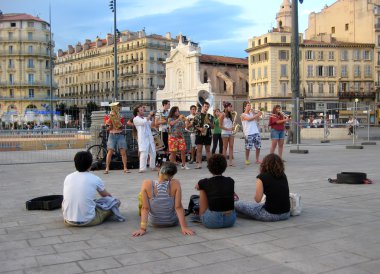 Marsilya - 2 Temmuz 2014: Müzisyen eğlendirmek o insanlarda