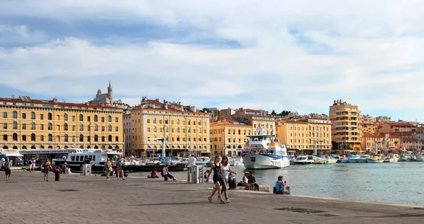 Marseille - 2 července 2014: Starého přístavu (Vieux Port) s lidmi chůze — Stock fotografie