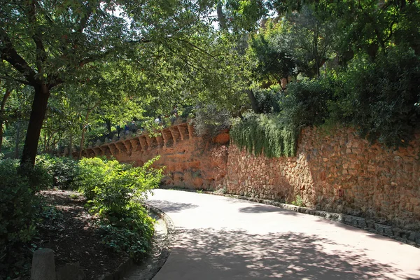 アントニでグエル公園 gaudi、バルセロナ、スペイン — ストック写真