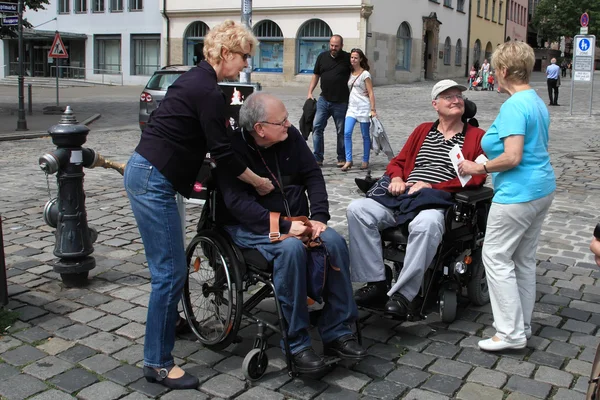 NURNBERG, ALLEMAGNE - 13 JUILLET 2014 : Touristes en fauteuil roulant à Hau — Photo