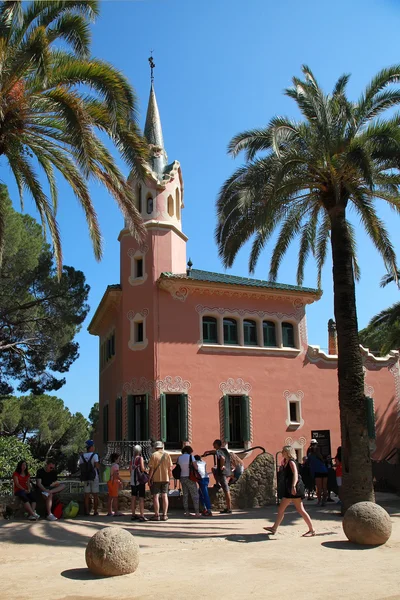 BARCELONA, ESPANHA - JULHO 8: O famoso parque, projetado por Antoni G — Fotografia de Stock