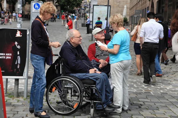 NURNBERG, ALEMANIA - 13 DE JULIO DE 2014: Turistas en silla de ruedas en Hau — Foto de Stock