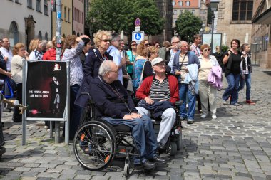 Nürnberg, Almanya - 13 Temmuz 2014: Turist Hau üzerinde sandalyeli