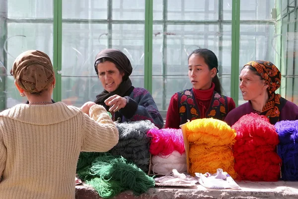 Ashgabat, turkmenistan - 26. februar frauen auf einem markt kaufen ein ya — Stockfoto