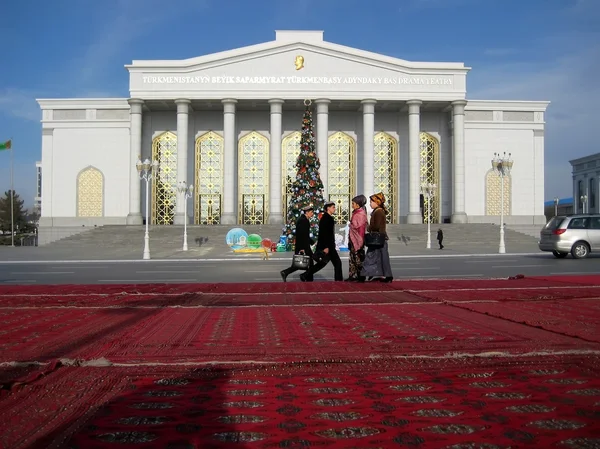 ASHGABAT, TURKMENISTÁN - CIRCA DICIEMBRE DE 2014: Decoración navideña —  Fotos de Stock