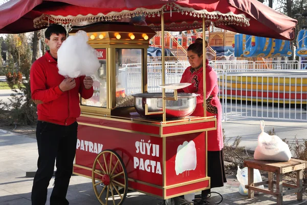 Aşgabat, Türkmenistan - yaklaşık Aralık 2014: Tanımlanamayan vendo — Stok fotoğraf