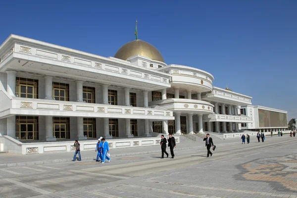 Aszchabadzie, Turkmenistan - 10 października 2014 r.: Centralny plac Ash — Zdjęcie stockowe