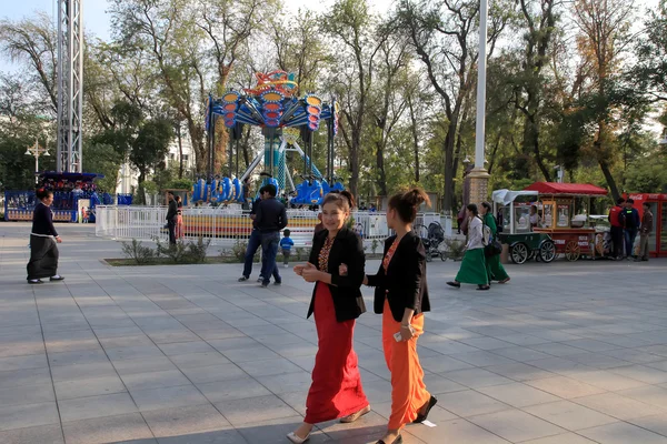 Achgabad, Turkménistan - 10 octobre 2014. Deux jeunes non identifiés — Photo