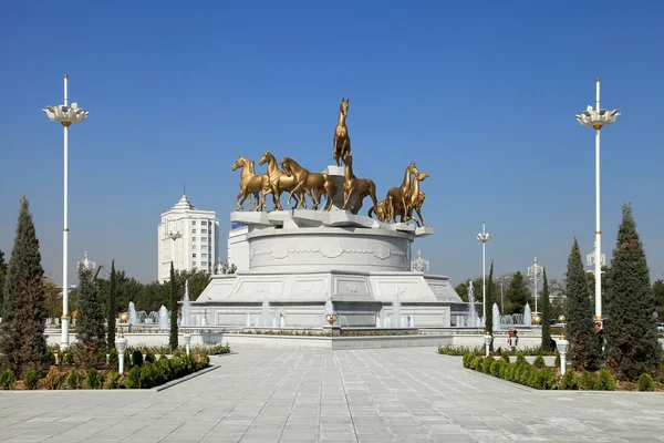 Ashgabat, Turkmenistan - lokakuu, 10 2014: Veistoksellinen sävellys — kuvapankkivalokuva