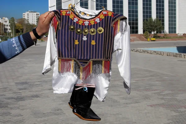 아이 국가 착용. 투르크메니스탄입니다. Ashkhabad 시장. — 스톡 사진