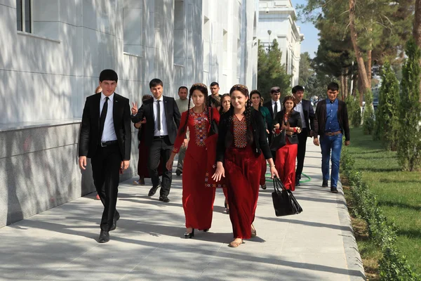 Ashgabad, Turkmenistán - 10 října 2014. Skupina studentů v — Stock fotografie