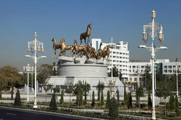 Ashgabat, Turkmenistan - lokakuu, 15 2014: Veistoksellinen sävellys — kuvapankkivalokuva